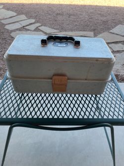 Vintage UMCO fishing Tackle Box model 133A full of lures including 2 real old ones with boxes