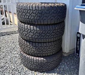 325/60/20 falken vendo un set de llantas usadas excelente condiciones de vida las 4 ✅🤩I am selling a set of used tires, all 4 in excellent living con