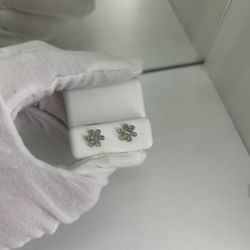 Brand new earrings 14kt gold with natural diamonds 