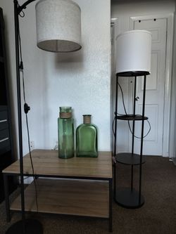 Lámparas, mesa y floreros