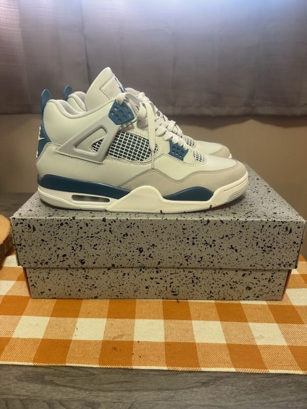 Air Jordan 4 Retro 'Military Blue' 2024
