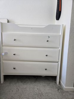 Jayden 3-Drawer nursery dresser/changing table $40 OBO