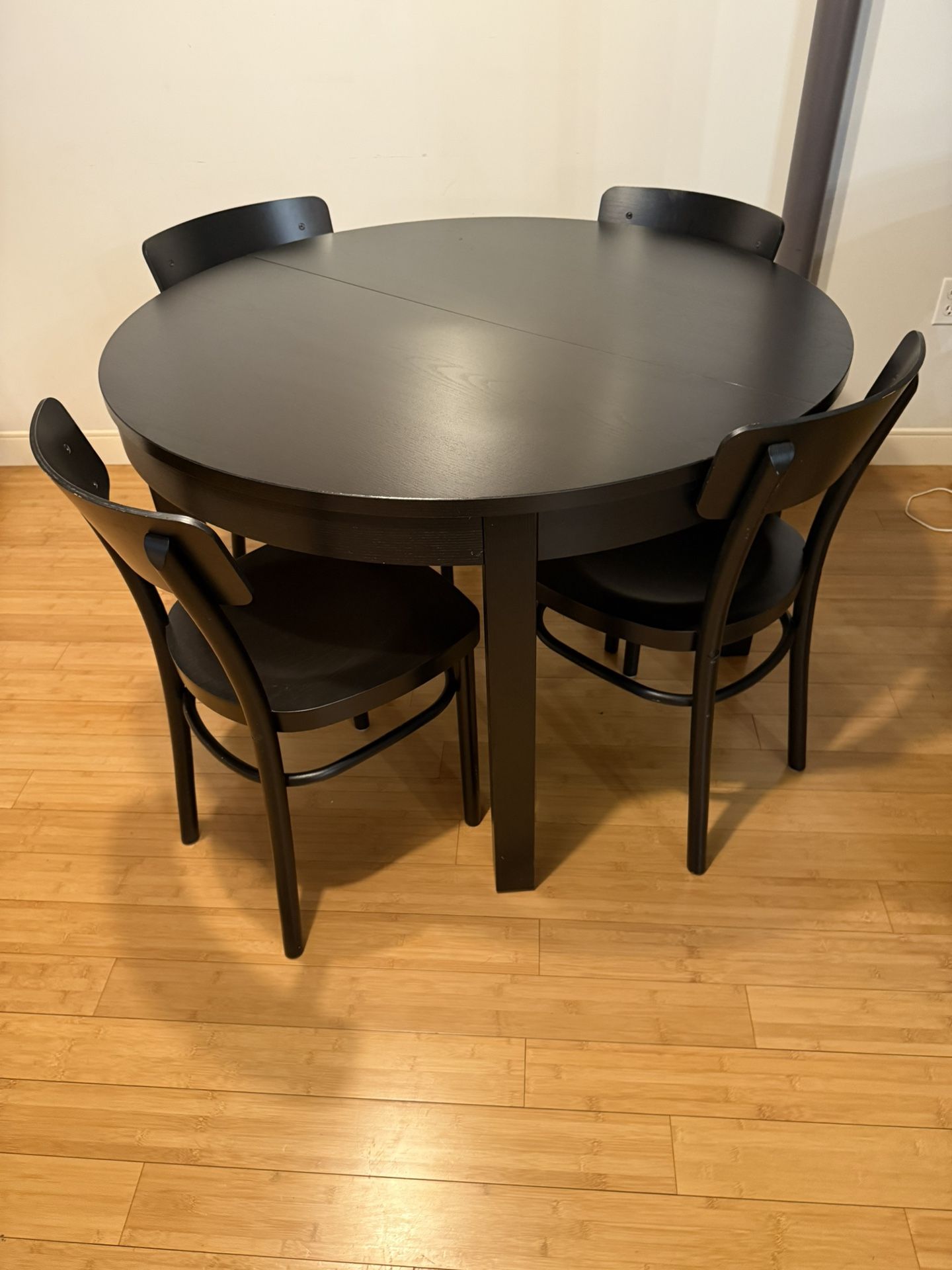 Extendable Table With 4 Chairs