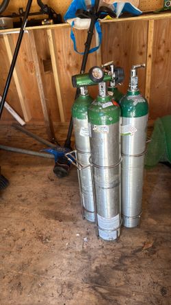 5 oxygen cylinders with 4 carts, 3 valves and holder