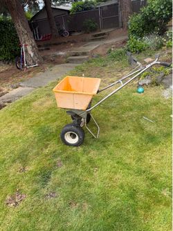 Lawn fertilizer spreader