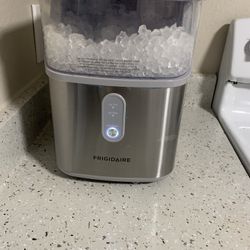 Fridgeaire Ice maker