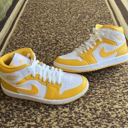 Jordan 1 Mid - University Gold - Size 9