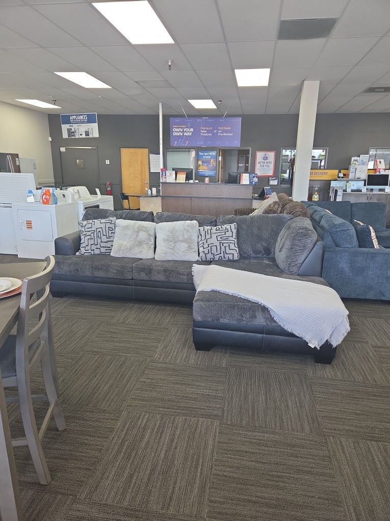 Ashley Benchcraft 2-piece Sectional