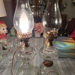  NICE PAIR OF  ANTIQUE  GLASS  OIL LAMPS THAT'S  ELECTRIC  GREAT CONDITION  WORKS PERFECT 
