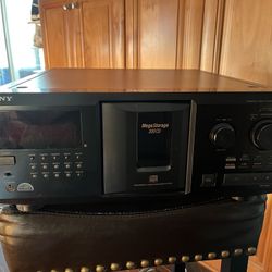 Sony 300 Disk CD Player. IT NEEDS THE DRIVE BELTS REPLACED 