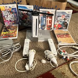 GameCube compatible Nintendo Wii system, 6 games, all cords, 4 controllers, all works great.