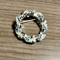 Vintage brooch silver. As is. No returns. Make me an offer I can’t refuse. Please feel free to ask me any questions.