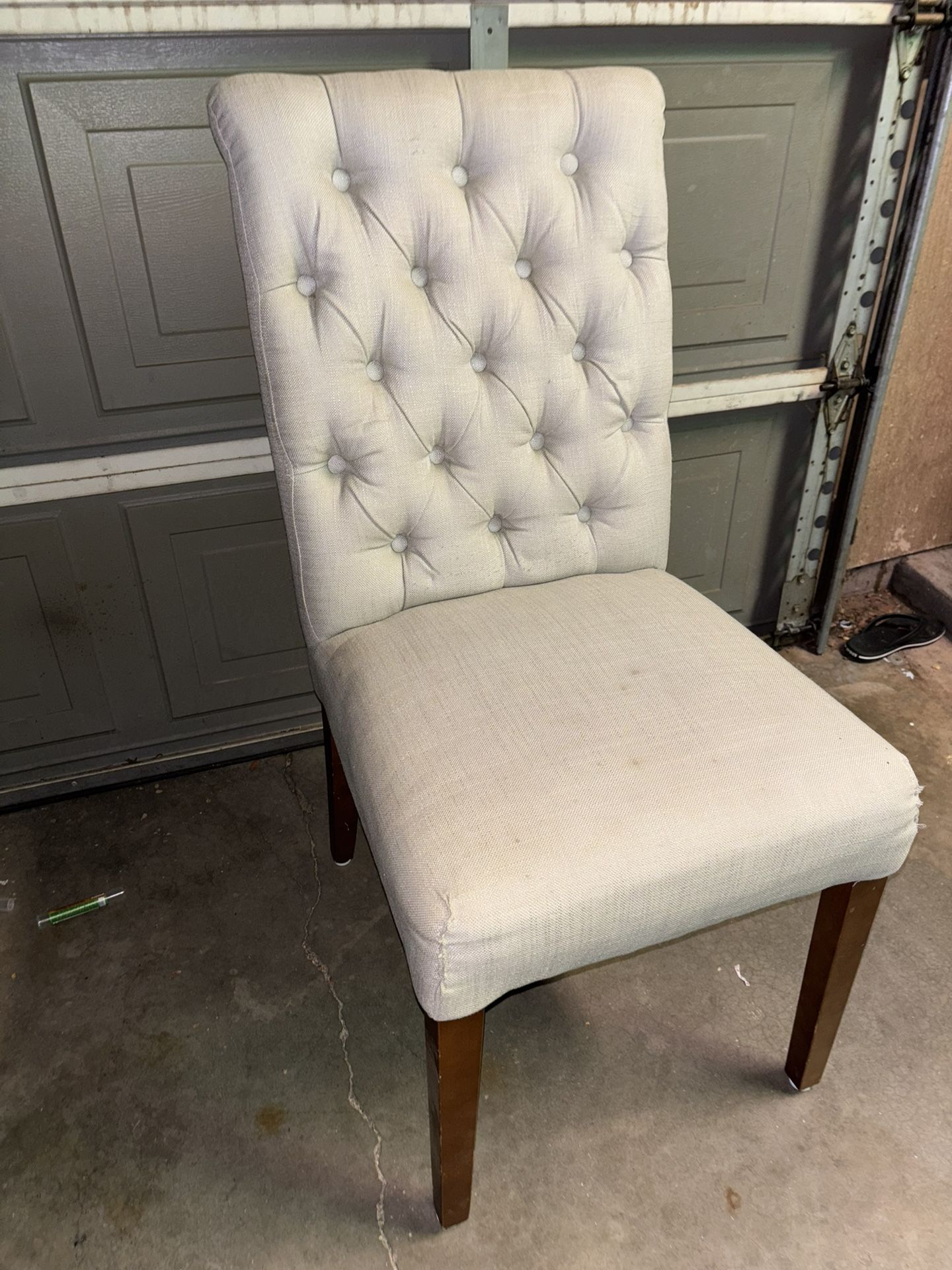 Elegant Tufted Dining Chair - Comfortable & Stylish