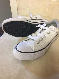 Size 9 women’s converse Genuine!!! Never worn!!