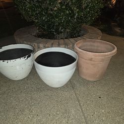 3 large plastic flower pots