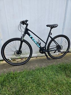 Trek Dual Sport 3 Hybrid Bike