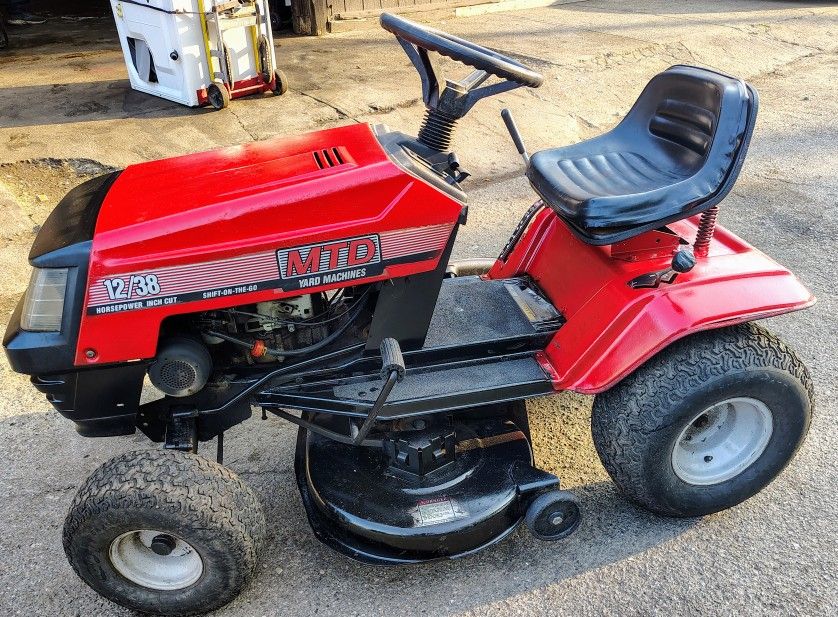 Excellent Condition! MTD Yard Machines 12HP 38" Inch Riding Lawnmower!