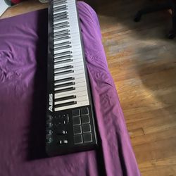 Alesis v61 MIDI Keyboard