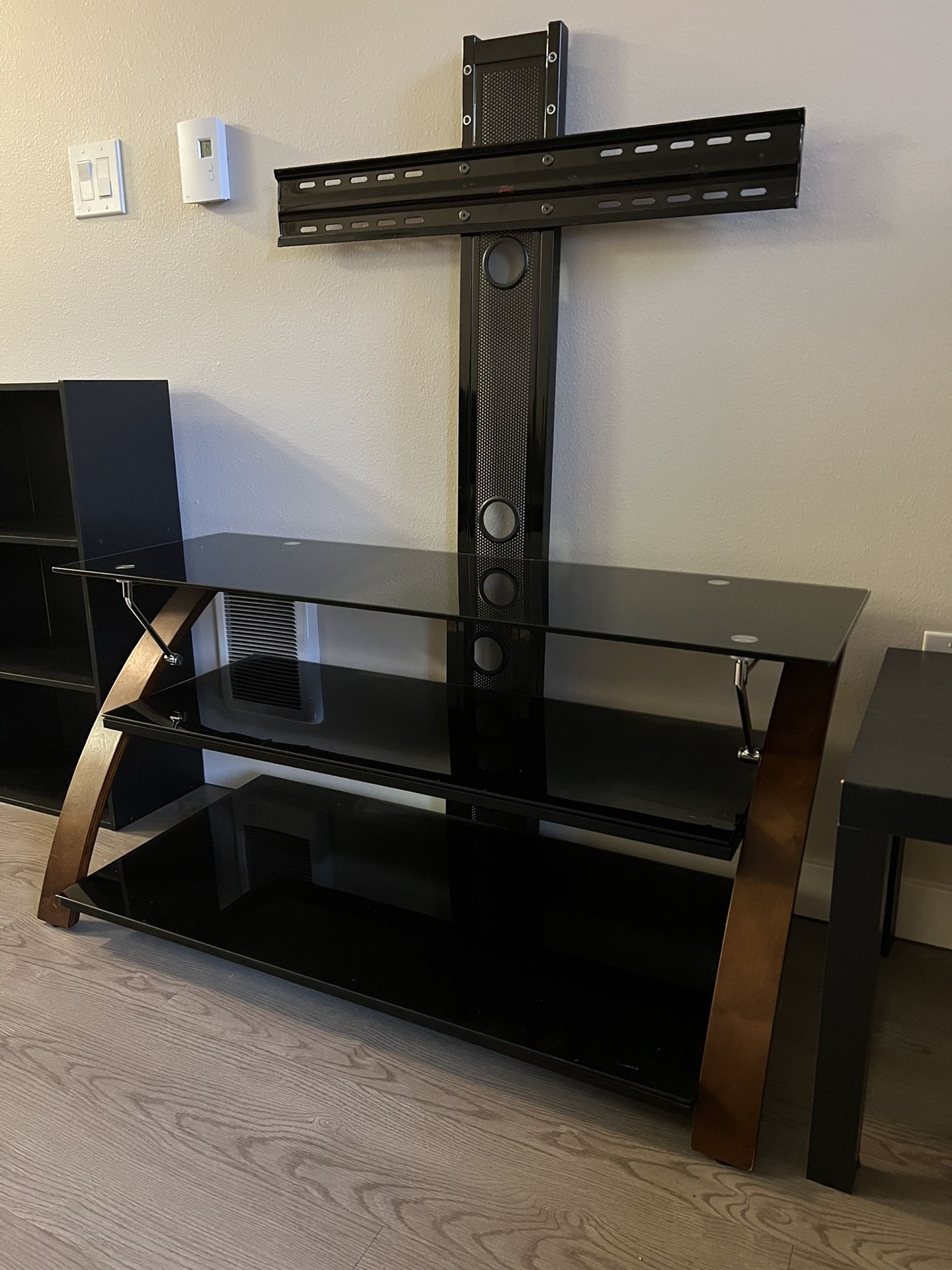 Modern TV Stand with Mount – Excellent Condition