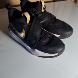 Nike Kids' Grade School Team Hustle D11 Shoes