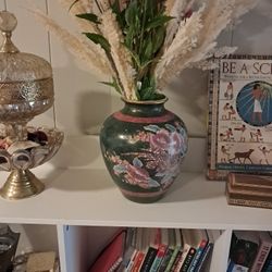 Vintage Chinese Large hand painted vase
