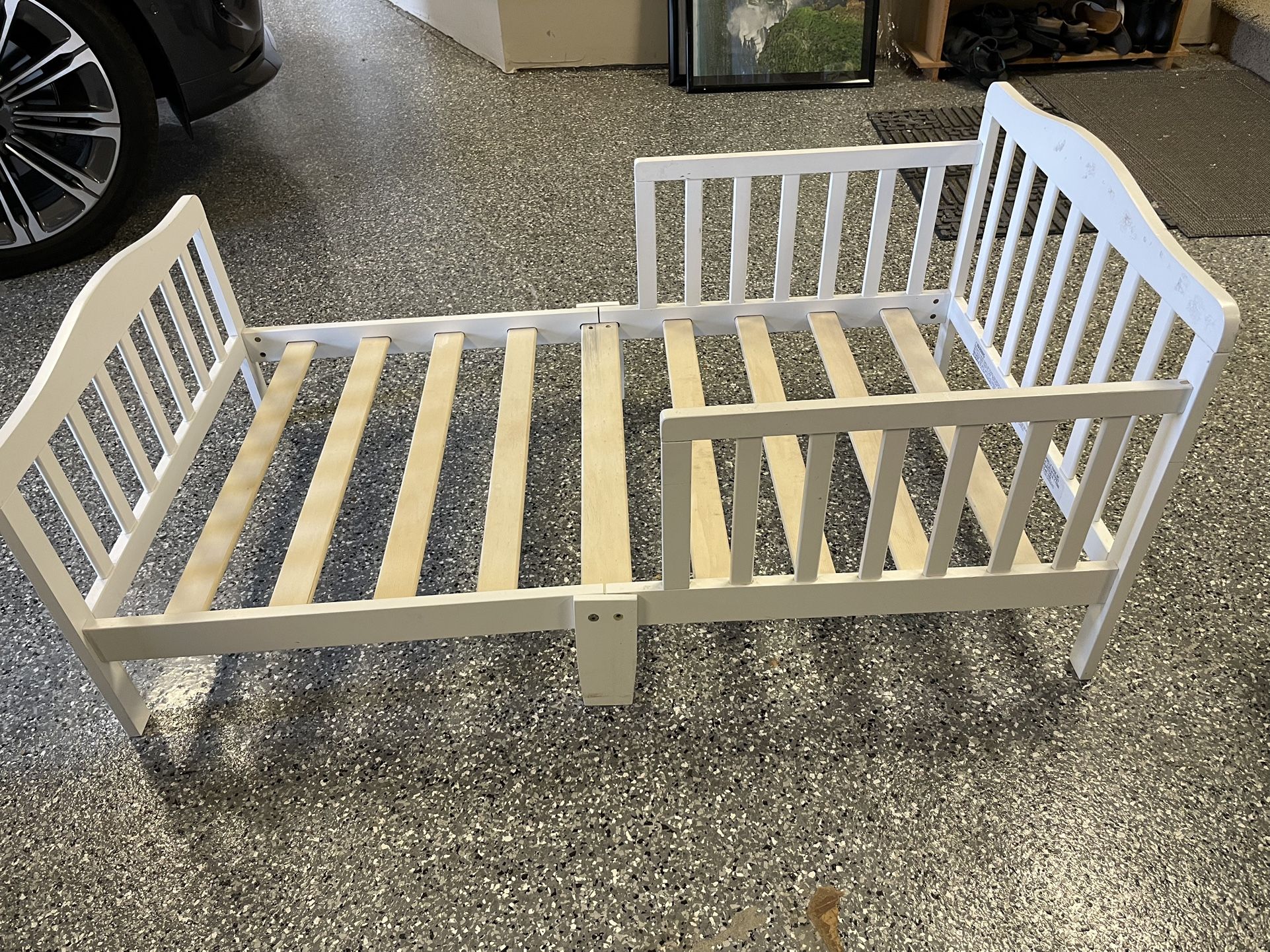 Toddler bedframe