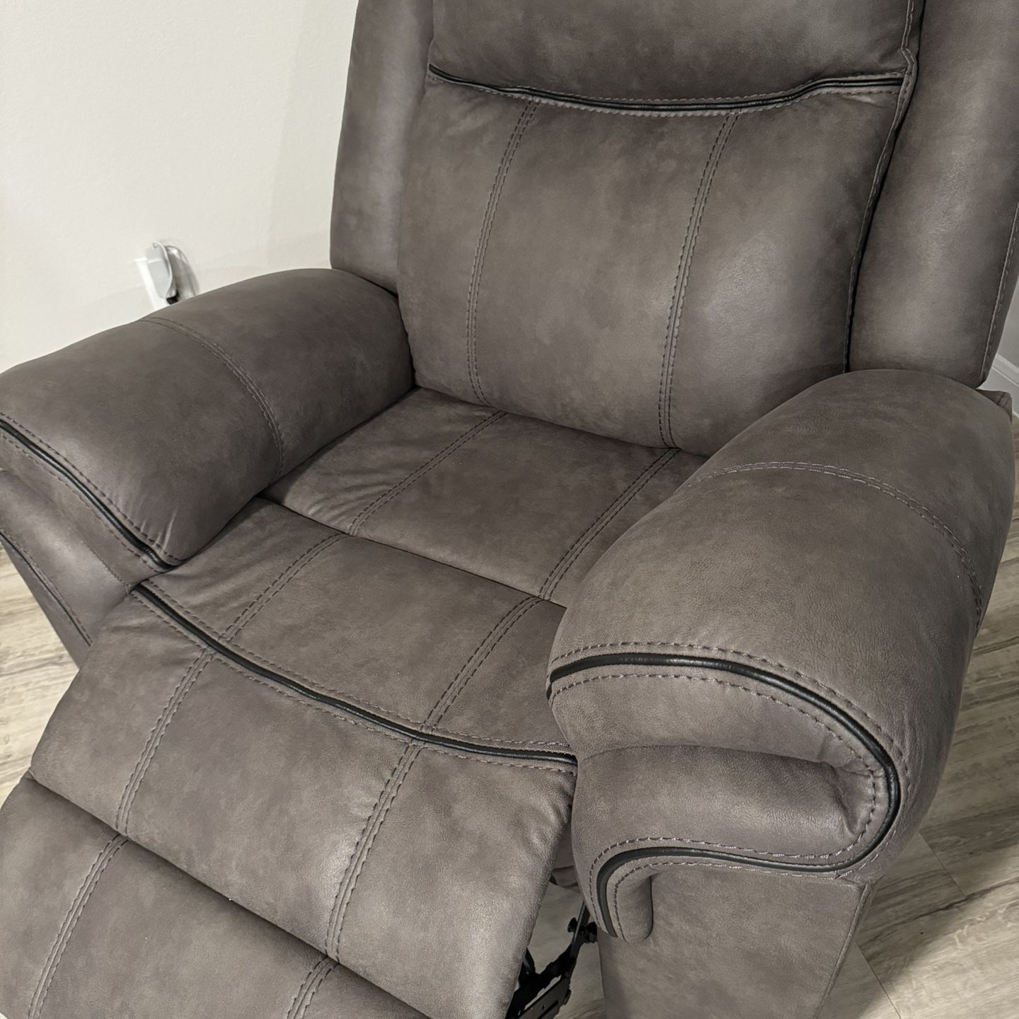BRAND NEW ELECTRIC RECLINER 