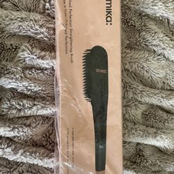 Amika Polished Perfection Straightening Brush