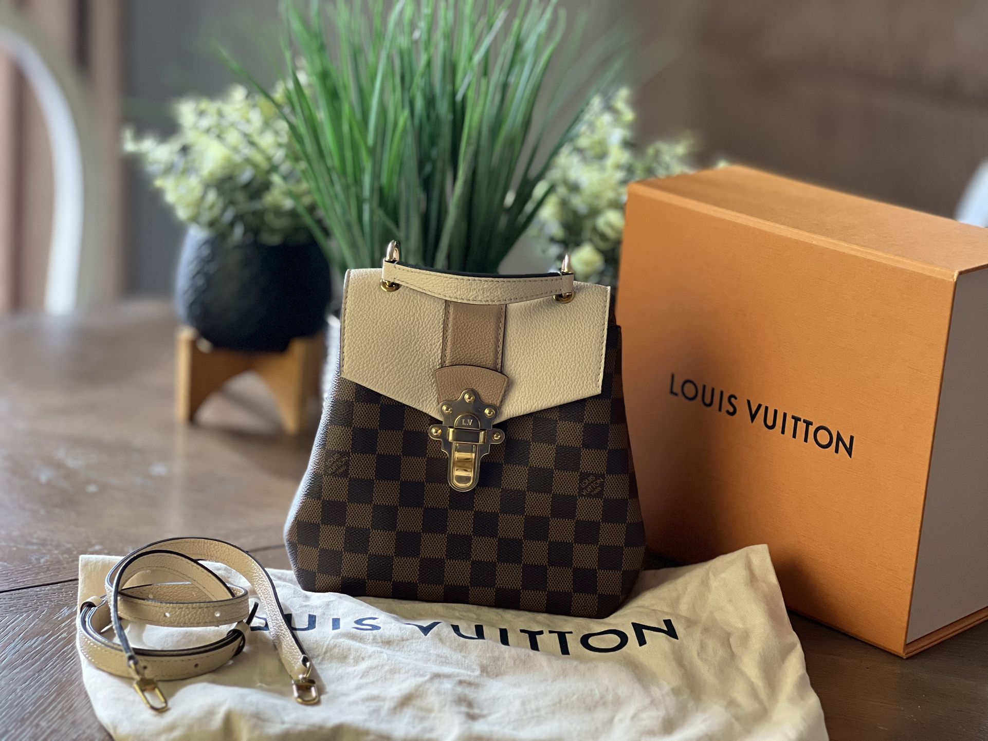 cat eyed sunglasses and mini backpack looks The best eye from Chanel to Amazon finds wkru6417 Balenciaga Classic Traveller Backpack Color:Blue Dark Heather/Steel Blue go convenience