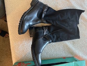 Black Knee-High Boots with Chain Detail