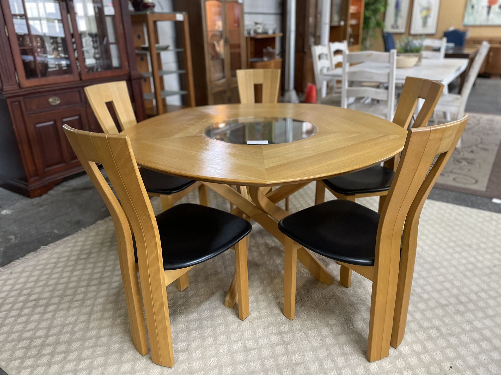 Seltz Furniture Dining Table & Chairs