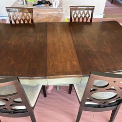 Great Dining Table! Great Condition! 
