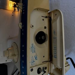 Singer 288 Sewing Machine . Used I’m Good Condition. Location West Kendall . 33194
