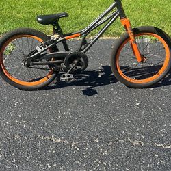 Giant MOTR 20" Youth Bike 4210-2. Has minor scratches from use. A lil wear on edge of pedals. See pics! 