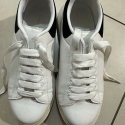 Women’s Sneakers Size 9