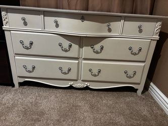 French Provincial Style 7-Drawer Dresser