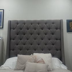 QUEEN SIZED BED ONLY USED 2 X GREAT CONDITIONS !😊😊😊