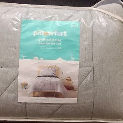 NEW COMFORTER SET NEVER USED LOOK