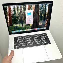 FIRM PRICE - 15.4” Retina MacBook Pro with TouchBar & Touch ID • i7 • 16gb Ram • 256gb SSD • Great Condition • Low Cycle Count