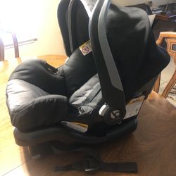 Baby Trend  Car seat / 2 Bases