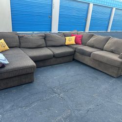 Comfortable Huge Sectional Couch 🛋️ Very Nice 