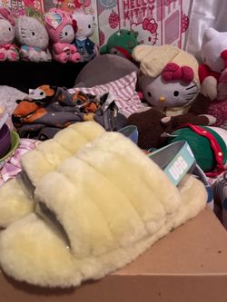 Kids ugg slides size 5