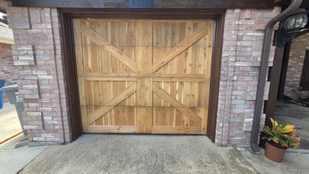 Garage door 8x7 .madera insolada $1500 incluye instalación