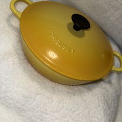 LE CREUSET #22 Marigold YELLOW 3 1/2 QUART DUTCH OVEN CAST IRON AND ENAMEL