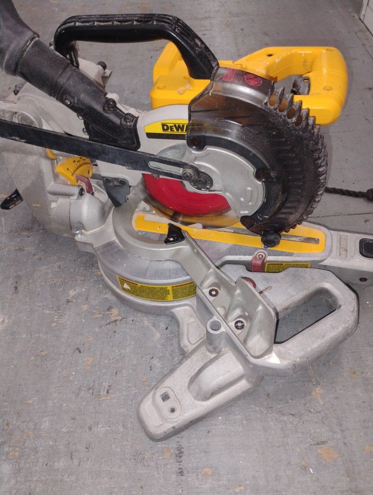 DEWALT DWS780R 12 in Dual Bevel Sliding Compound Miter Saw