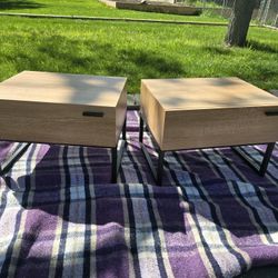 Nice Pair of Modern Nightstands/ Side or End Tables