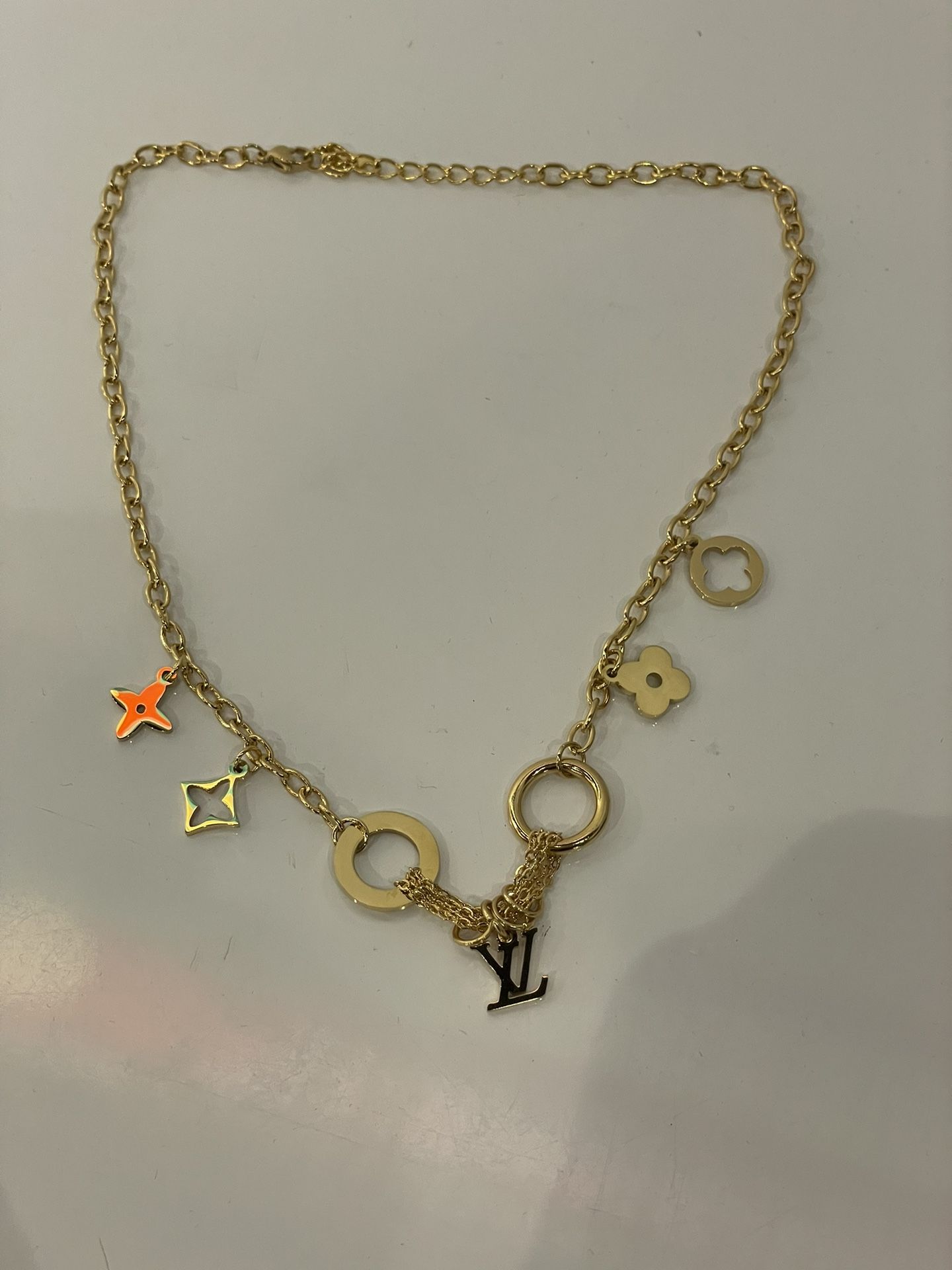 Hold Necklace With Charm 