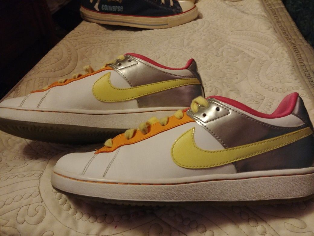 Nike Retro Rare Girls sz7 Multi Colored Sneaker