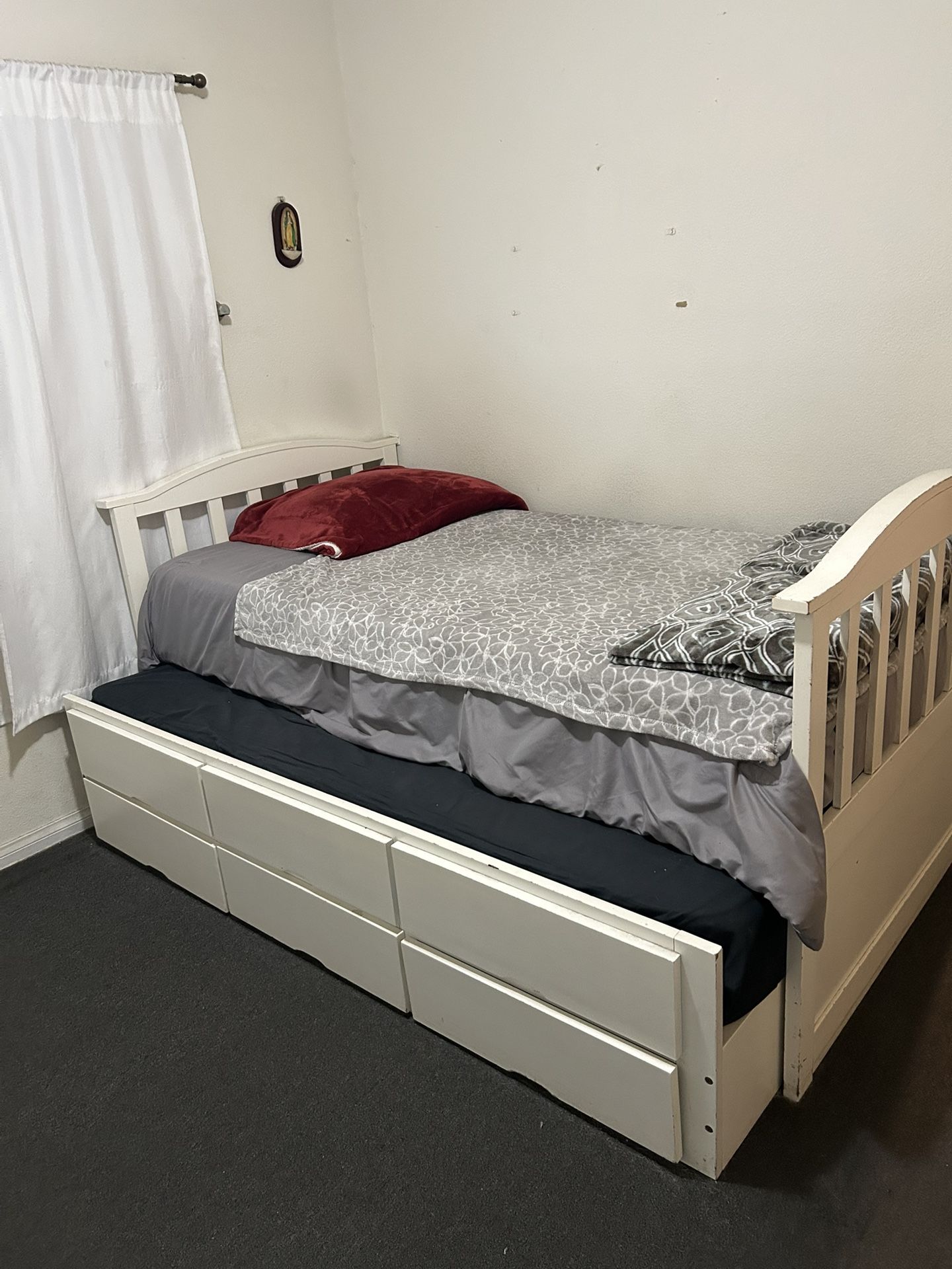 Twin Size Pull Out Bed With 3 Drawers 