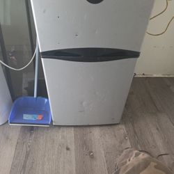 Frigider mini fridge